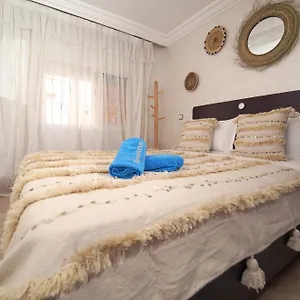 Waves Hunter Surf House Bed & Breakfast